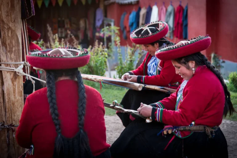 Andean textiles: look beyond the pattern